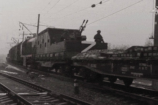 Cận cảnh đoàn tàu bọc thép Nga đưa đến Ukraine