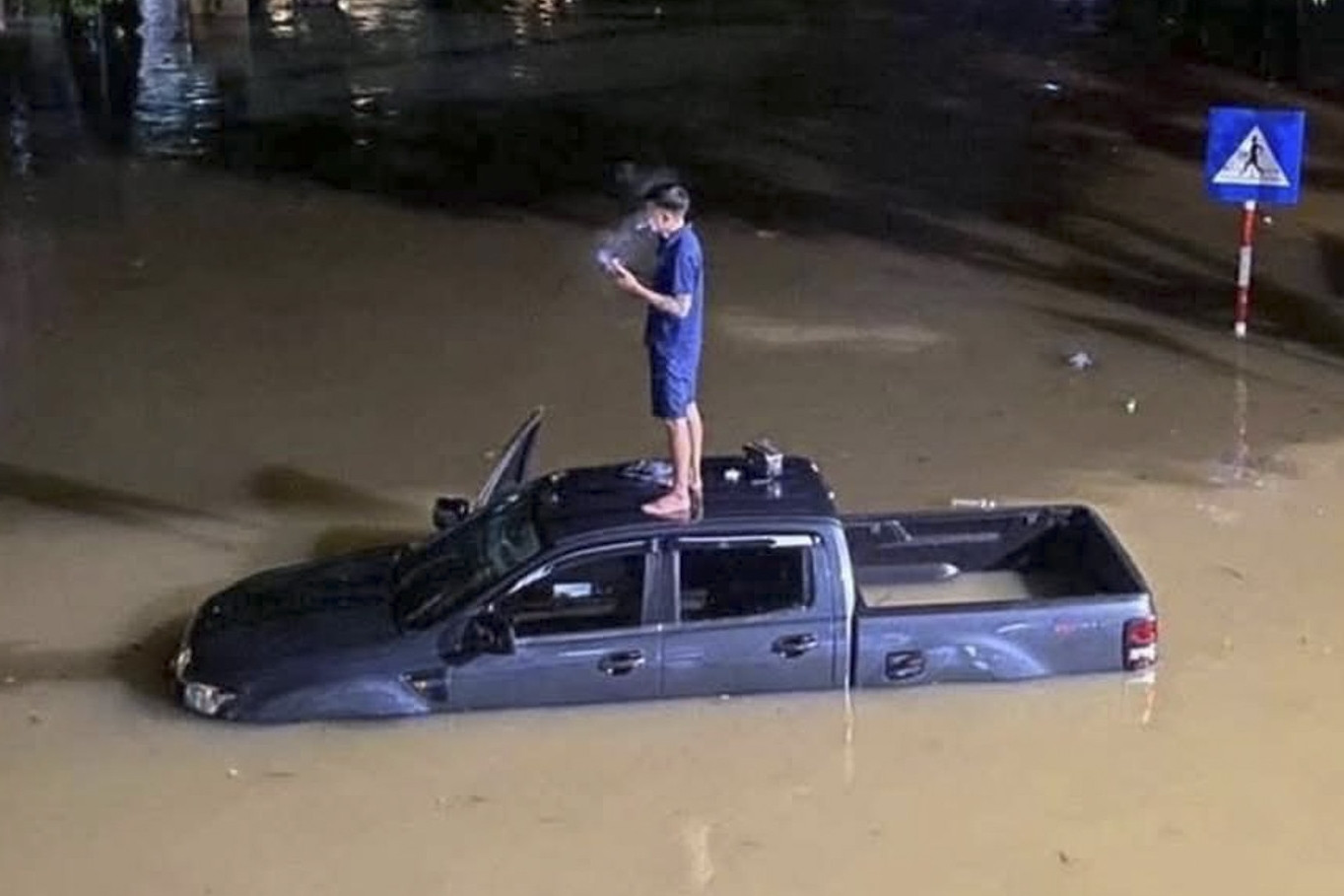 Cảnh tượng TP Thái Nguyên ngập sâu, nước chạm nóc xe ô tô