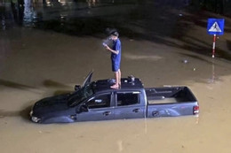 Cảnh tượng TP Thái Nguyên ngập sâu, nước chạm nóc xe ô tô