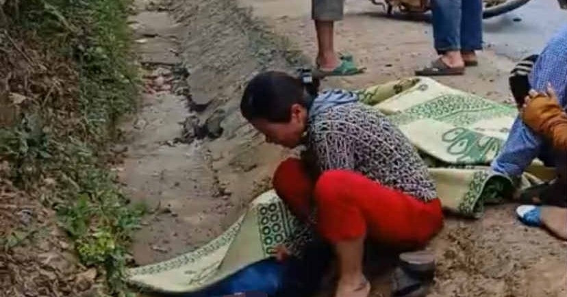 Chị khóc ngất ôm thi thể em trai bị xe tải tông tử vong