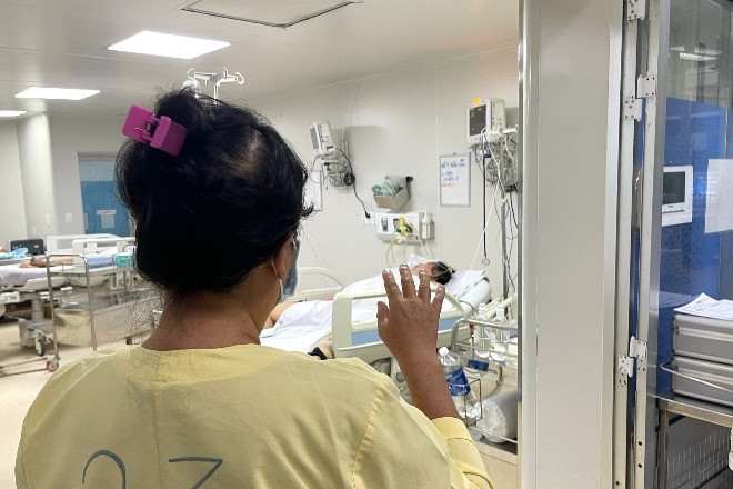 Cô gái trẻ suy thận mắc sốt xuất huyết nguy kịch, cha mẹ nghèo lâm cảnh kiệt quệ