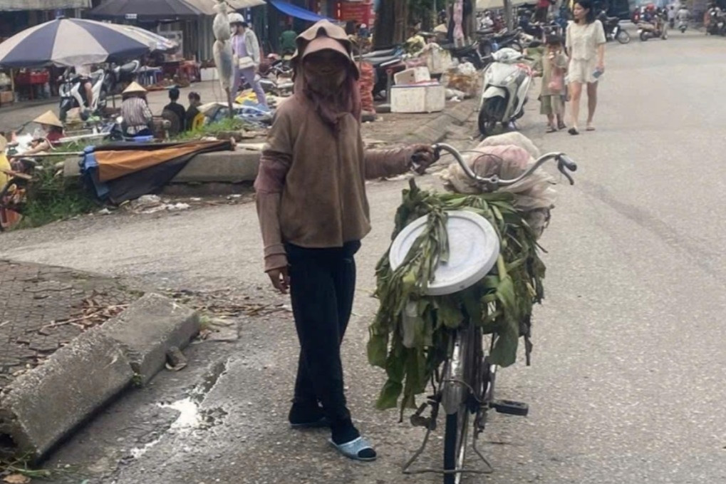 Con gái vỡ òa báo tin tìm thấy mẹ mất tích khi đạp xe từ Thanh Hóa ra Hà Nội