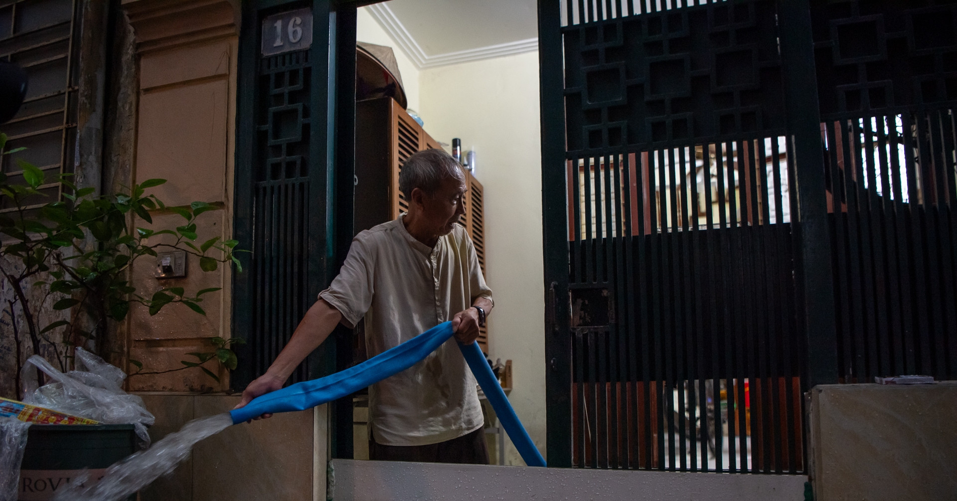Dùng máy bơm hút nước ngập trong nhà sau trận mưa lớn ở Hà Nội