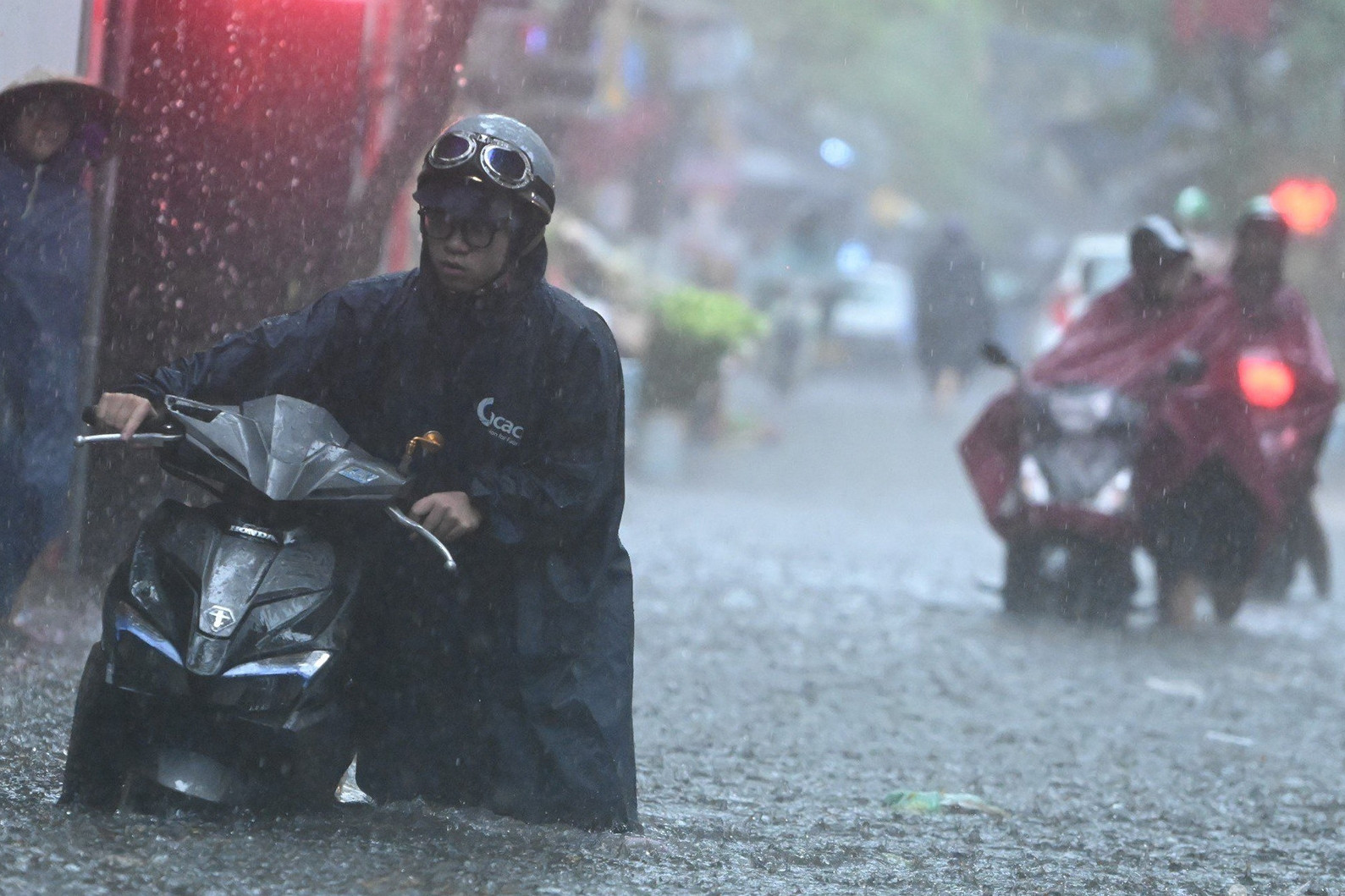 Hà Nội mưa tầm tã giờ tan làm, điểm tên hàng chục tuyến phố có thể ngập úng
