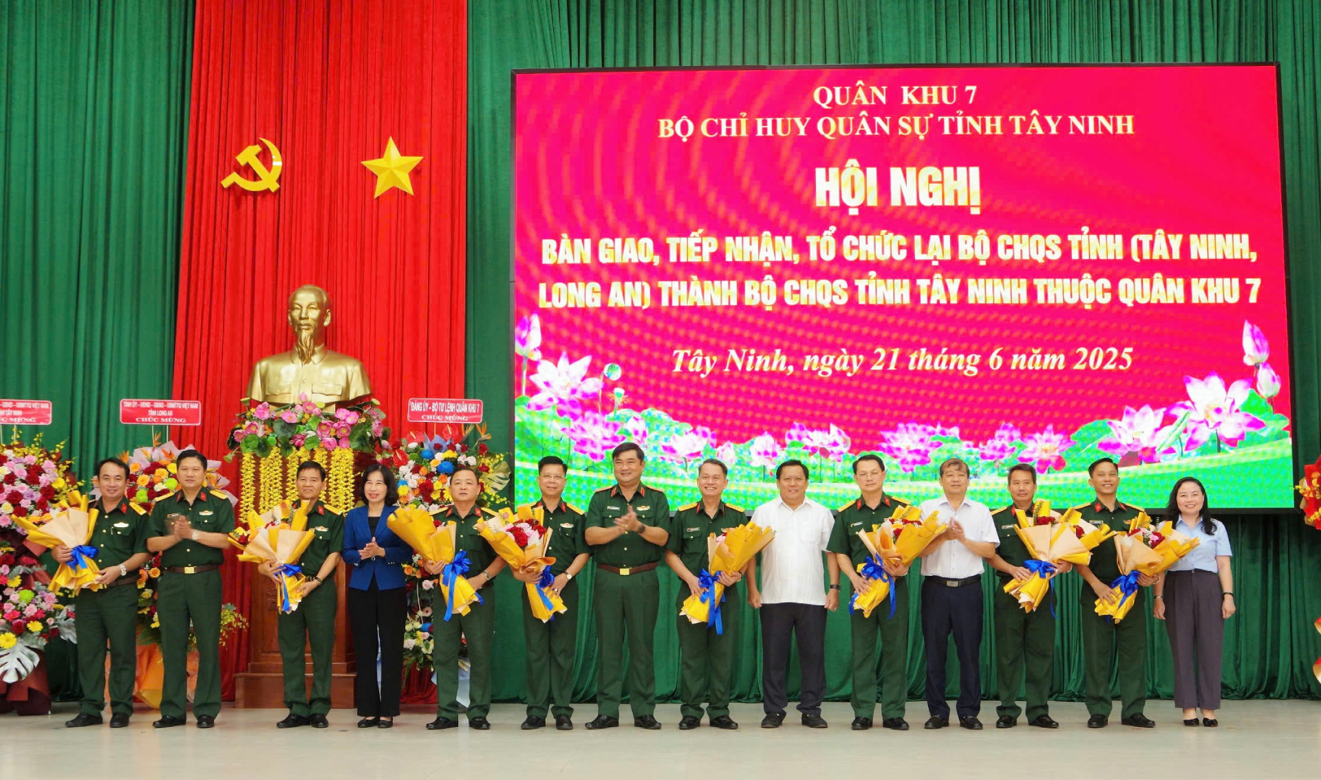 រូបថតទី១ មេបញ្ជាការយោធភូមិភាគទី៧ និងថ្នាក់ដឹកនាំមូលដ្ឋាន ជូនកម្រងផ្កាអបអរសាទរសមមិត្តក្នុងគណៈកម្មាធិការបក្ស និងបញ្ជាការដ្ឋានយោធភូមិភាគថ្មី ខេត្ត Tay Ninh..jpg
