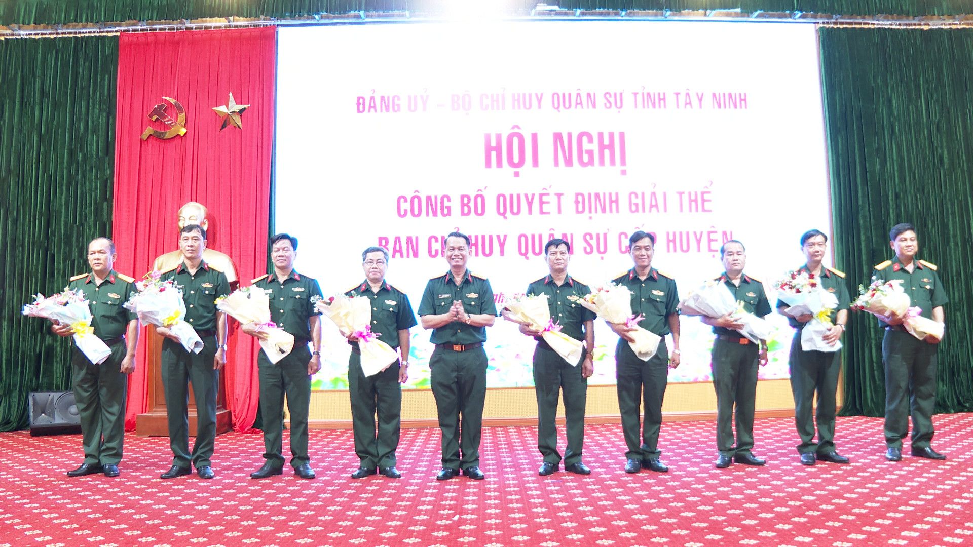 រូបភាពទី 2 ការប្រគល់សេចក្តីសម្រេចរំលាយបញ្ជាការដ្ឋានយោធាថ្នាក់ស្រុក.jpg