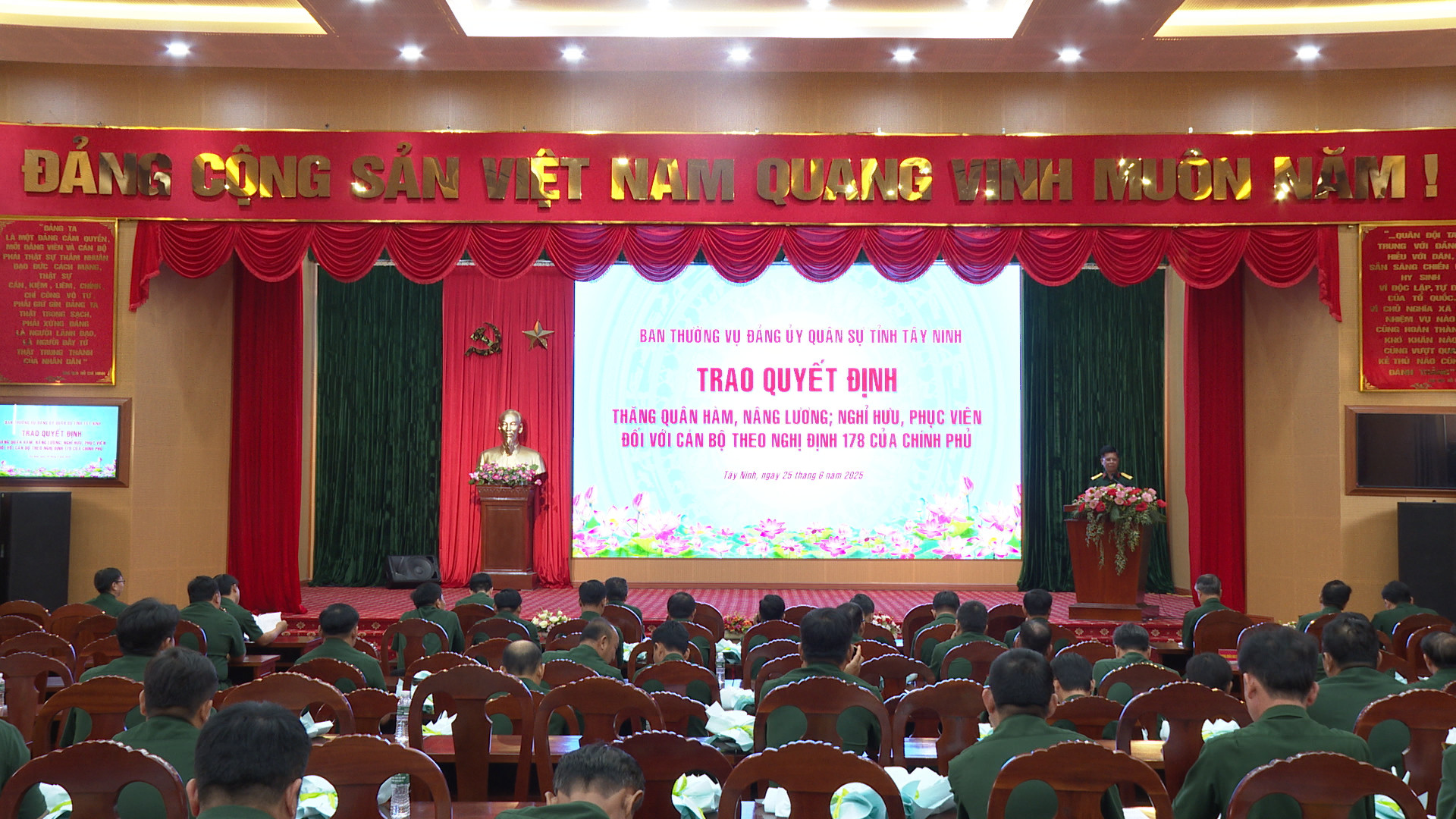 រូបភាពទី 3 Conference scene.jpg