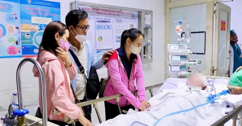 Ngậm ngùi giây phút các em gái tiễn biệt người chị xấu số trước phòng mổ