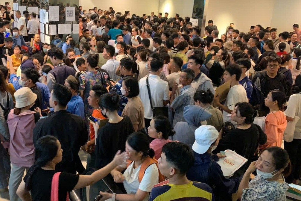 Ngỡ ngàng cảnh hàng trăm người ở Đà Nẵng chen lấn đăng ký mua nhà ở xã hội