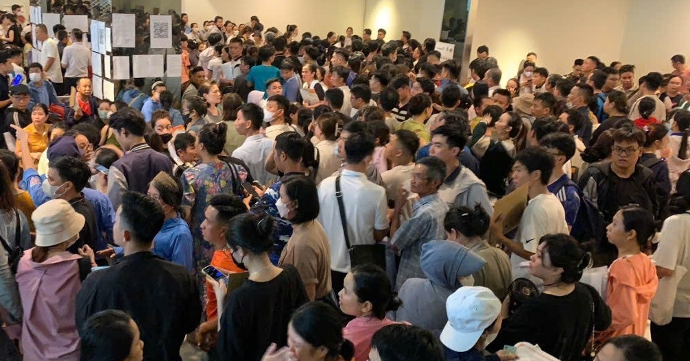 Ngỡ ngàng cảnh hàng trăm người ở Đà Nẵng chen lấn đăng ký mua nhà ở xã hội
