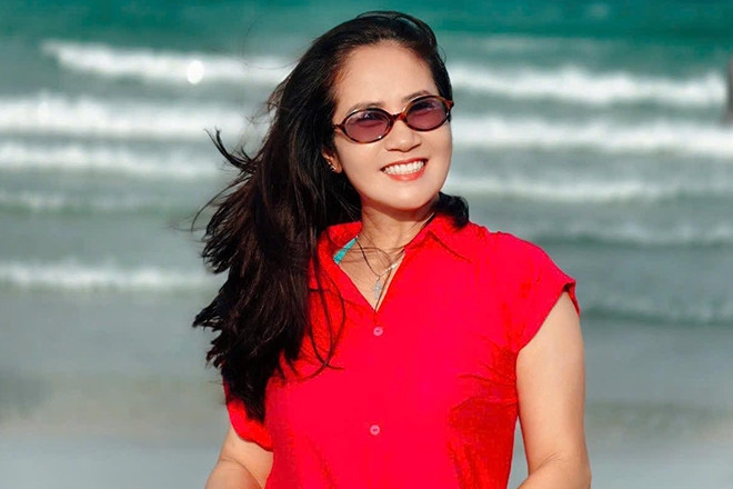 NSƯT Nguyệt Hằng xinh tươi tuổi 52, MC Hoài Anh thảnh thơi dạo phố