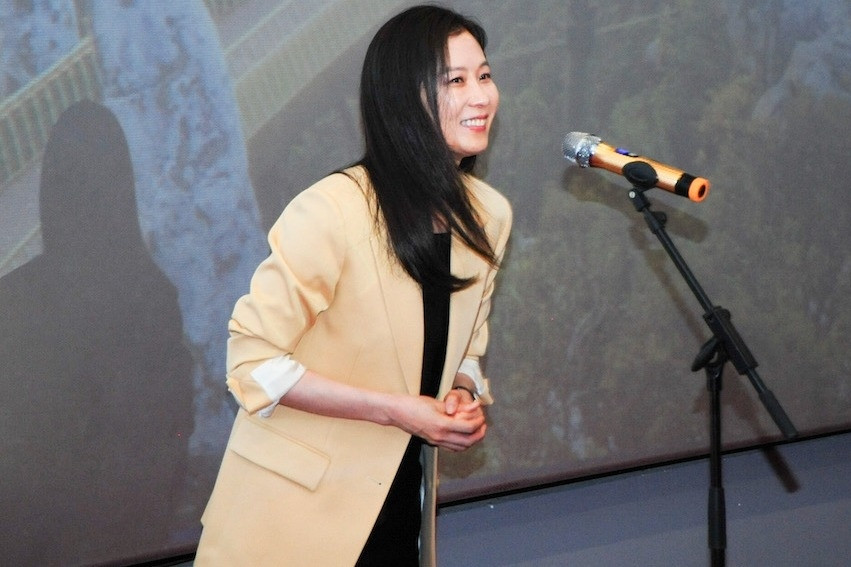 Nữ chính 'Khi cuộc đời cho bạn quả quýt' Moon So-ri thu hút ống kính ở tuổi 51