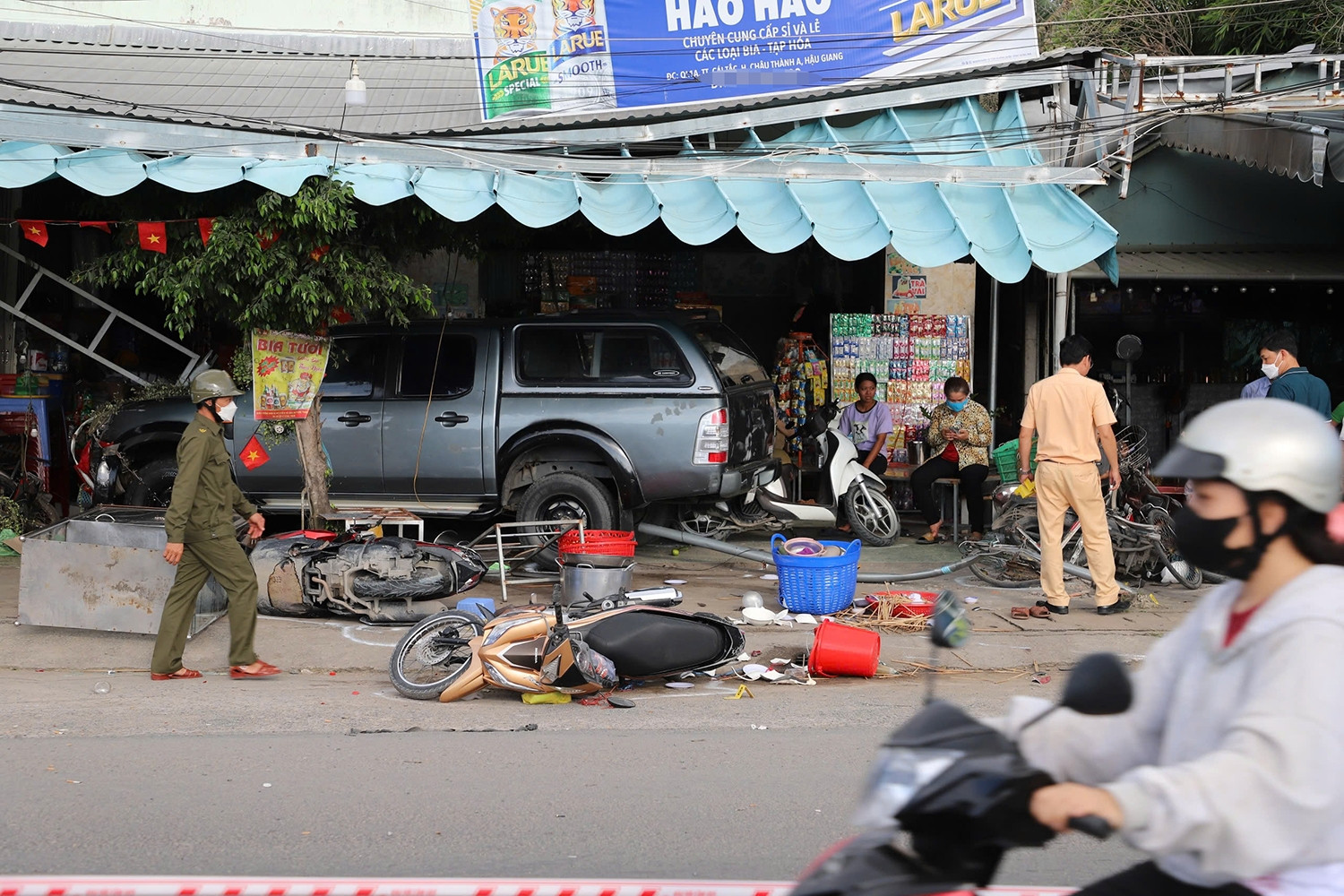 Ô tô tông loạt xe máy ở Hậu Giang, 2 người thương vong