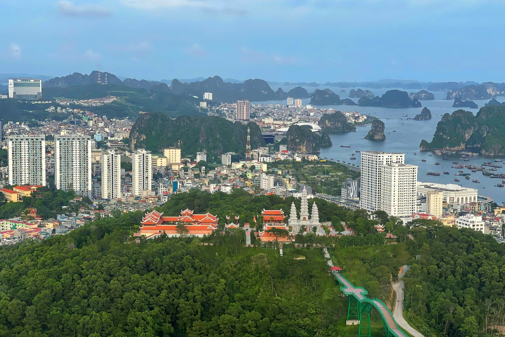 Quảng Ninh công bố lãnh đạo 52 xã phường và 2 đặc khu sau sắp xếp