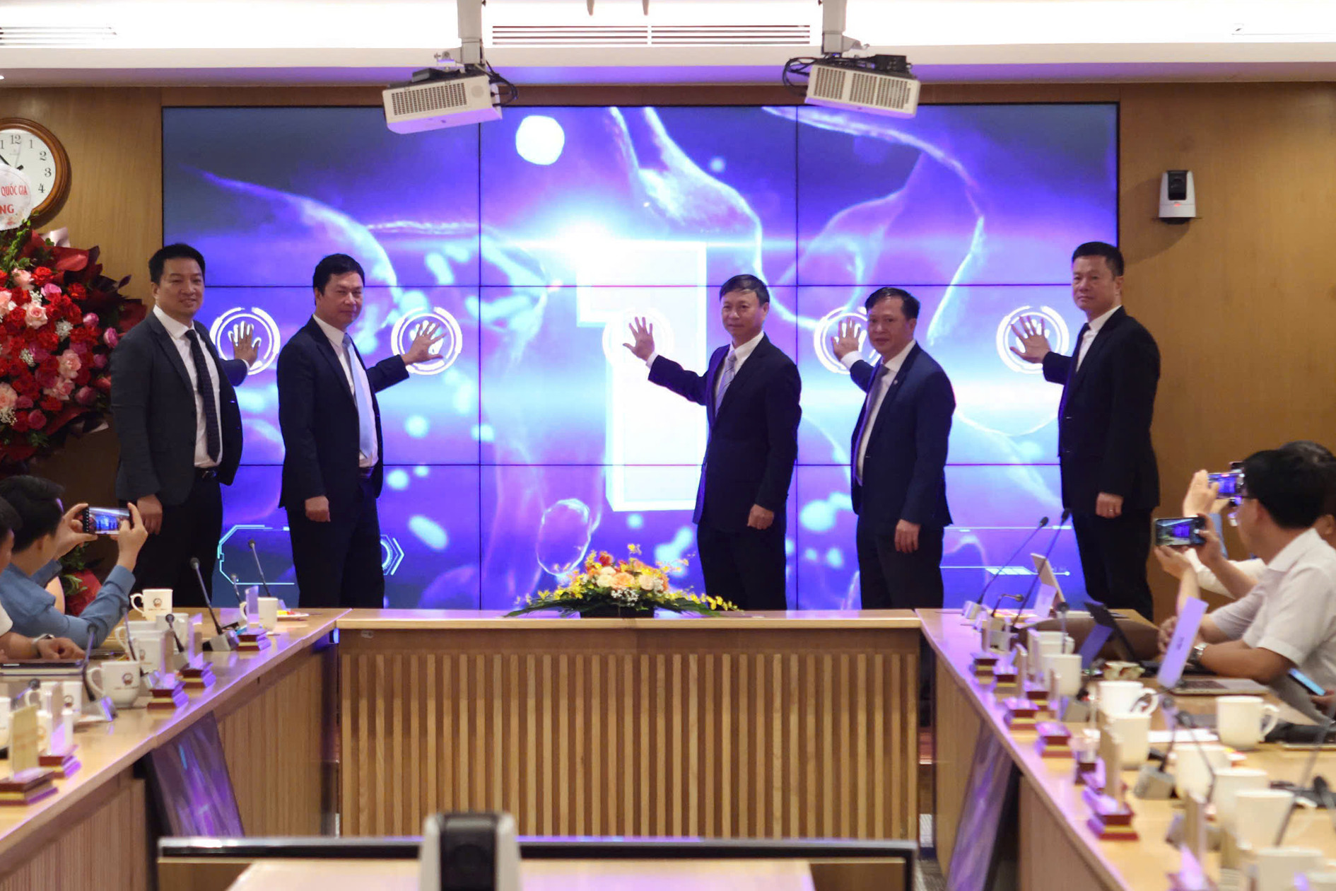 San dien tu khoa hoc cong nghe.jpg