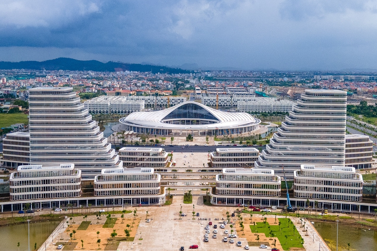 Trụ sở hành chính 'siêu sang' của Hải Phòng ngày đầu đón cán bộ, người dân