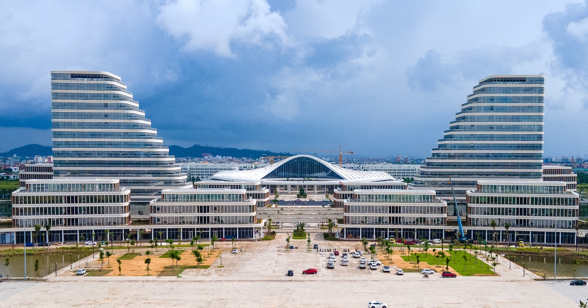Trụ sở hành chính 'siêu sang' của Hải Phòng ngày đầu đón cán bộ, người dân