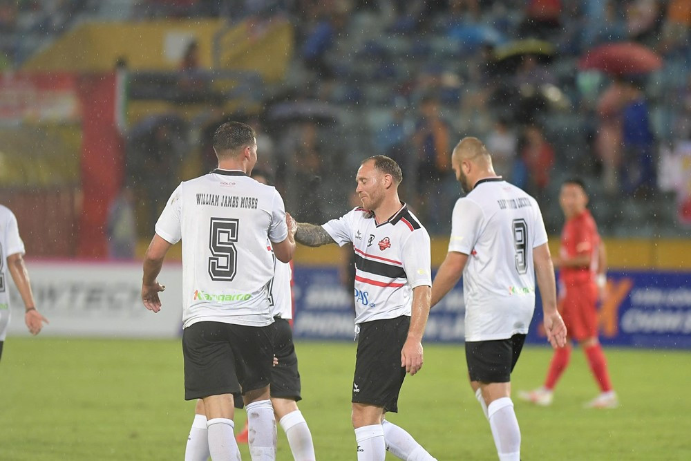 viet nam all star vs huyen thoai mu 3.jpg