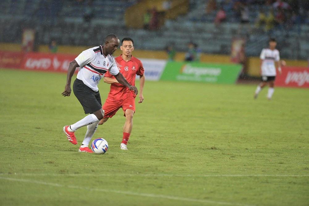 viet nam all star vs huyen thoai mu 6.jpg