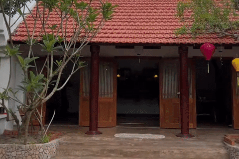 Vợ chồng Hà Nội cải tạo nhà cũ 40 năm thành nơi thờ tự, dạy con nhớ về cội nguồn