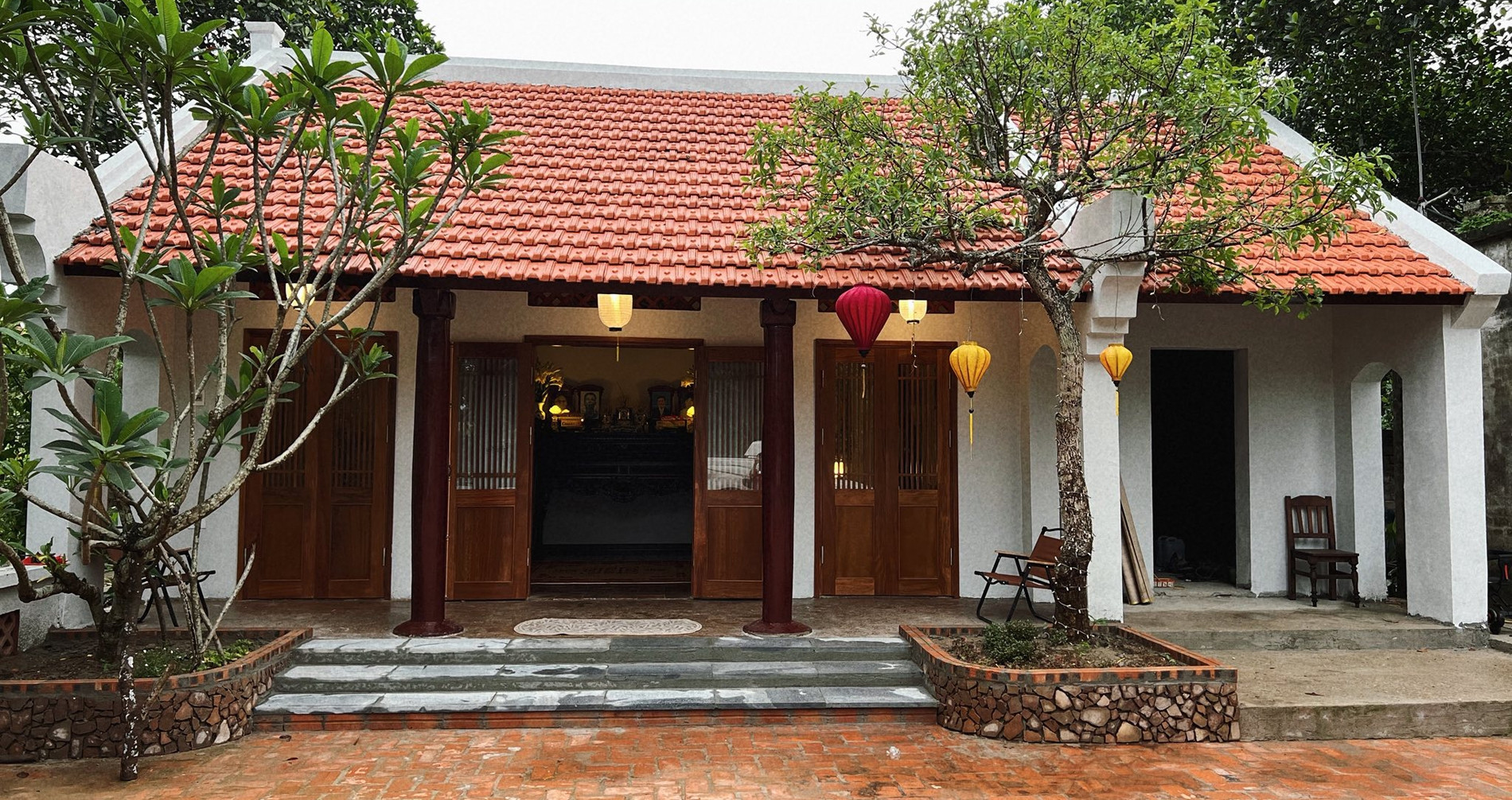Vợ chồng Hà Nội cải tạo nhà cũ 40 năm thành nơi thờ tự, dạy con nhớ về cội nguồn