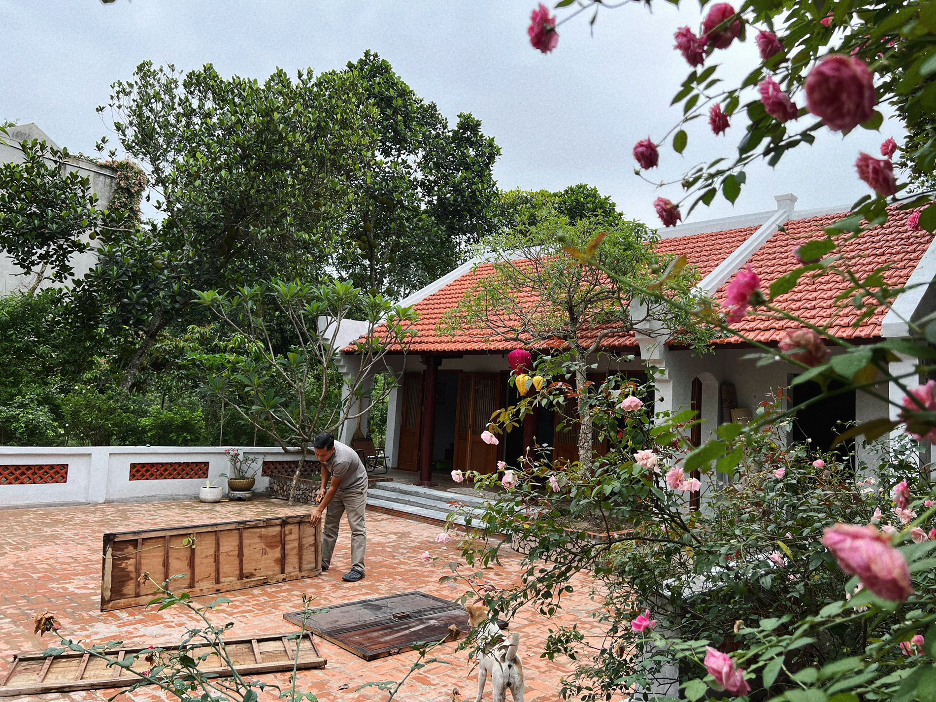 vợ chồng Hà Nội cải tạo nhà cũ thành nơi thờ tự 001.jpg