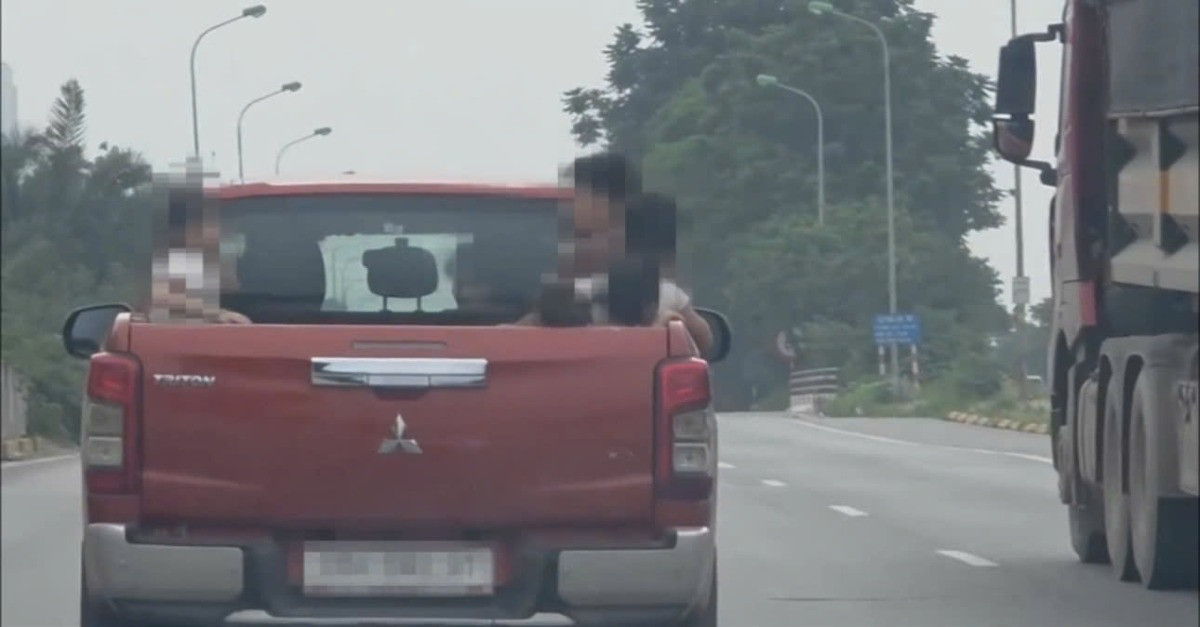 Clip 6 trẻ em ngồi trong thùng ô tô bán tải đi trên Đại lộ Thăng Long