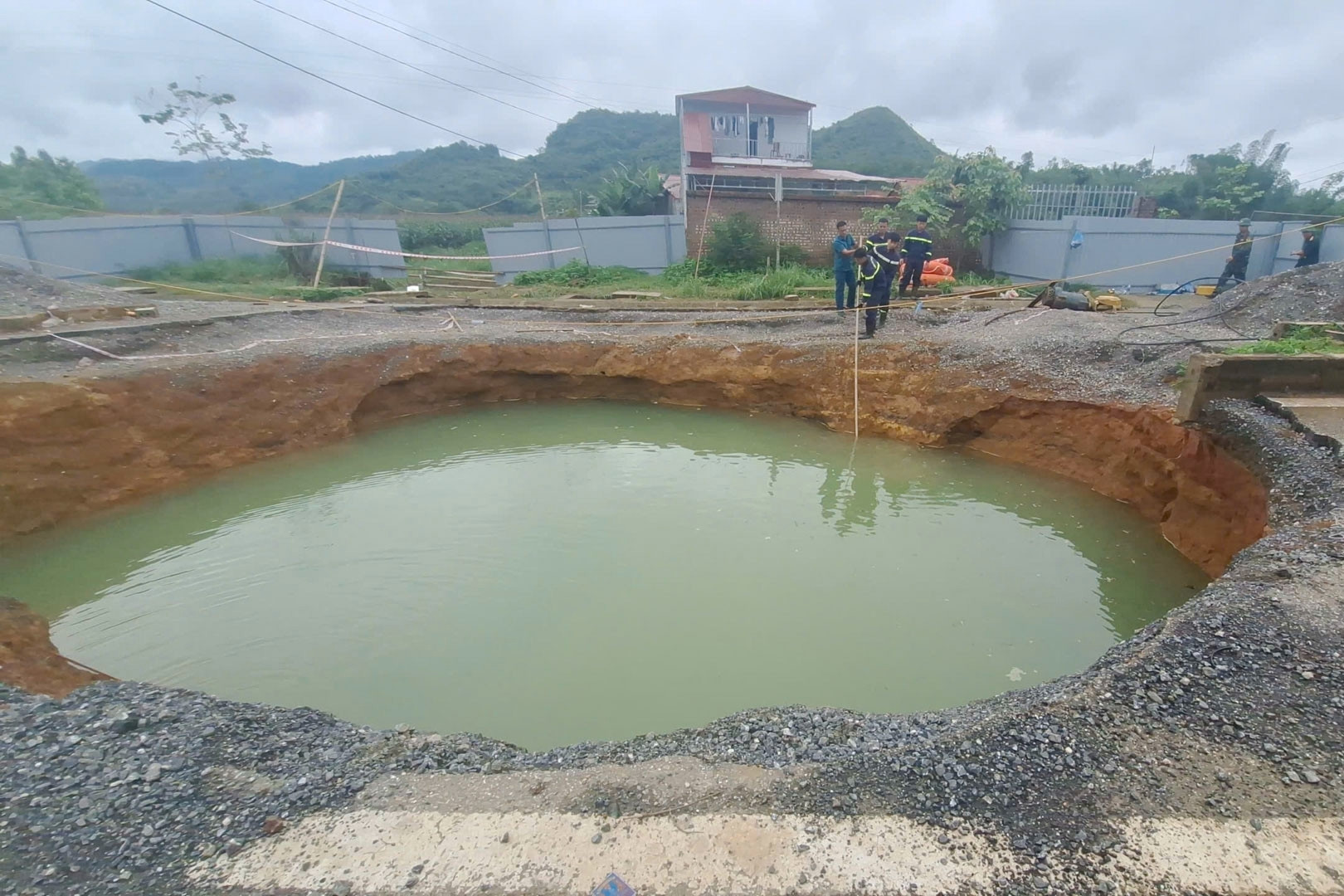 Bản tin sáng 4/6: 'Hố tử thần’ tiếp tục mở rộng sau nghi vấn có người mất tích