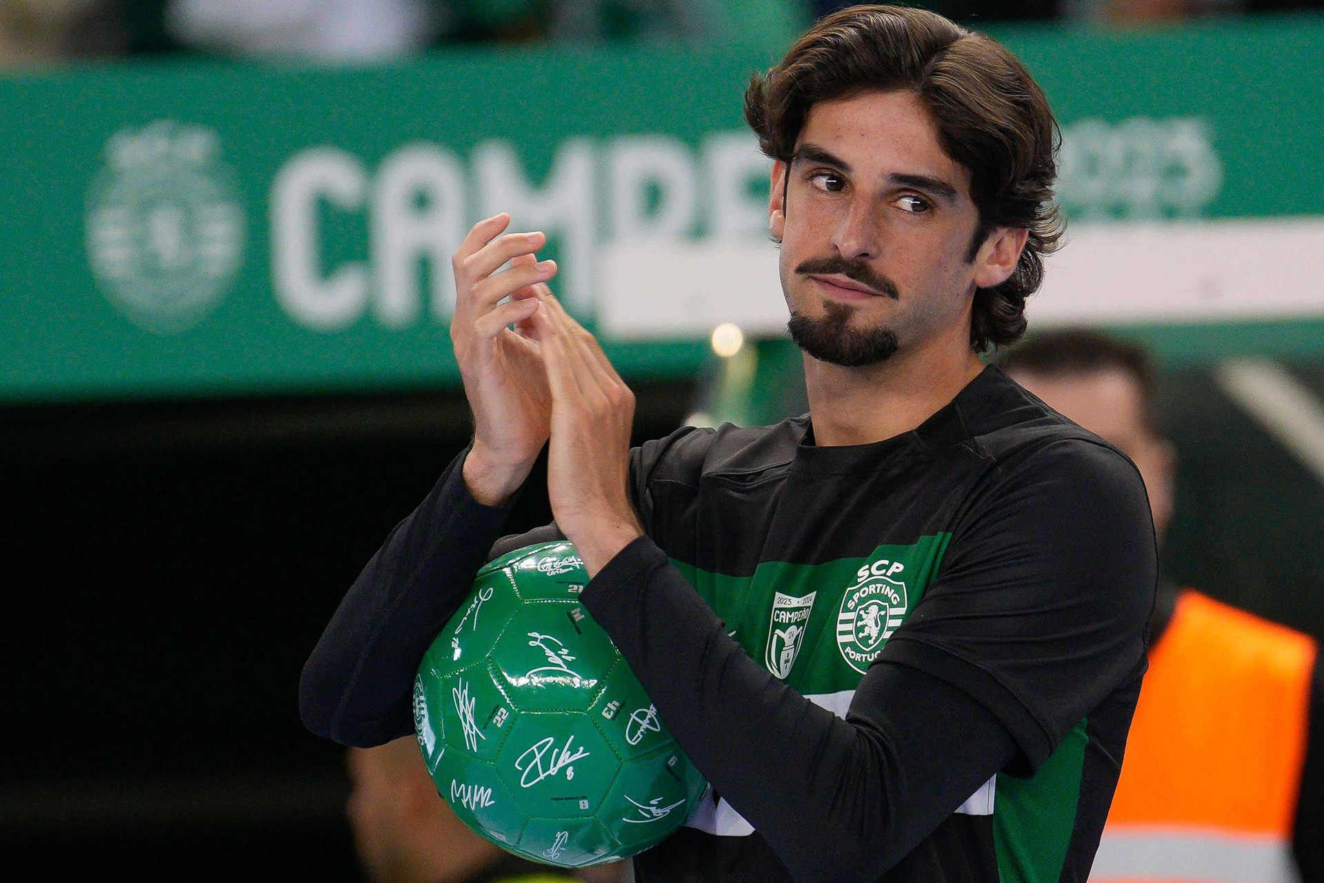 Tin tức về chuyển nhượng 4/6: MU ký Trincao, Man City xong Reijnders