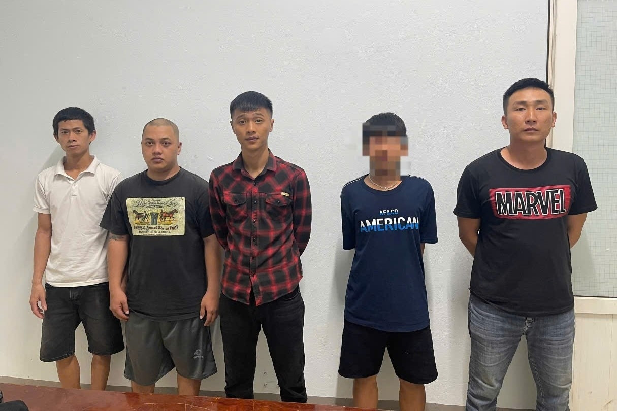 Bắt khẩn cấp 2 nhân viên quán cơm tham gia hỗn chiến, tranh giành khách