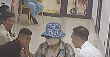 Bệnh nhân ngồi chờ gửi món quà đặc biệt, thái độ bác sĩ gây xúc động mạnh