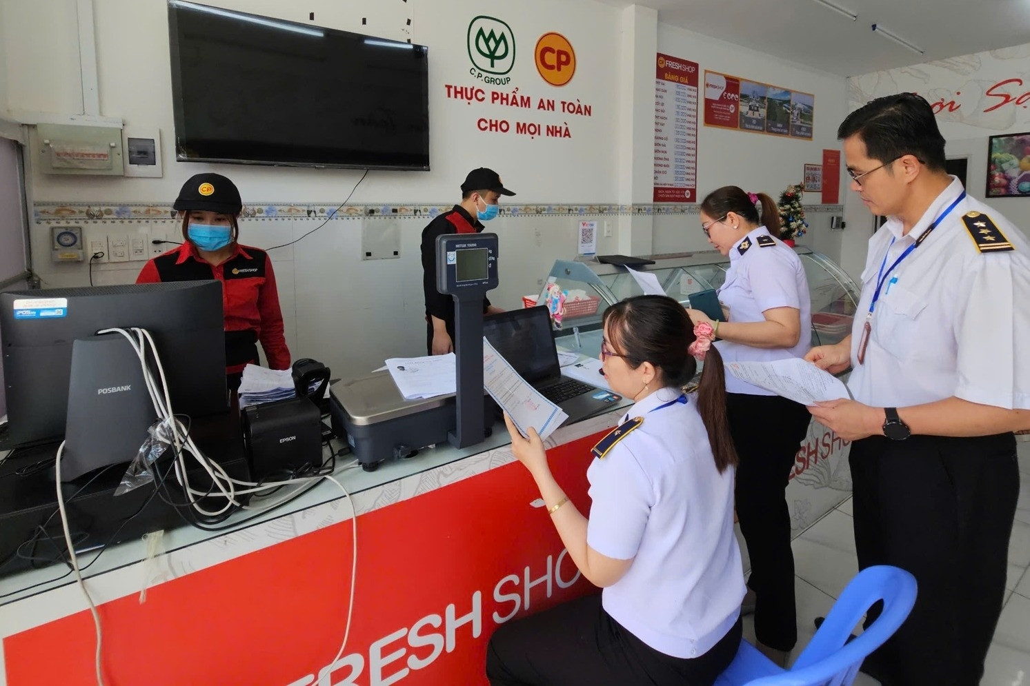 Bình Dương kiểm tra đột xuất các cửa hàng của Công ty C.P. Việt Nam