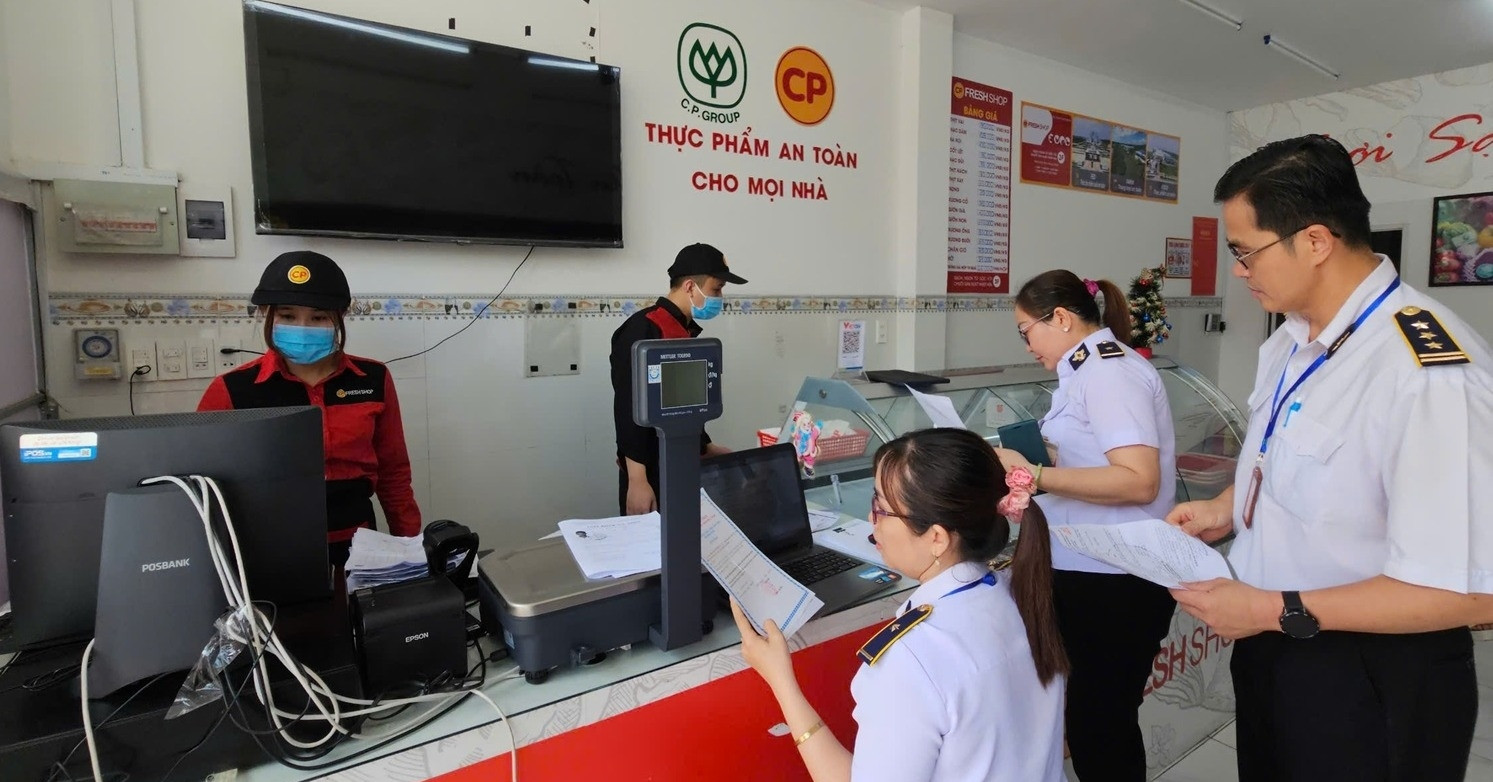 Bình Dương kiểm tra đột xuất các cửa hàng của Công ty C.P. Việt Nam