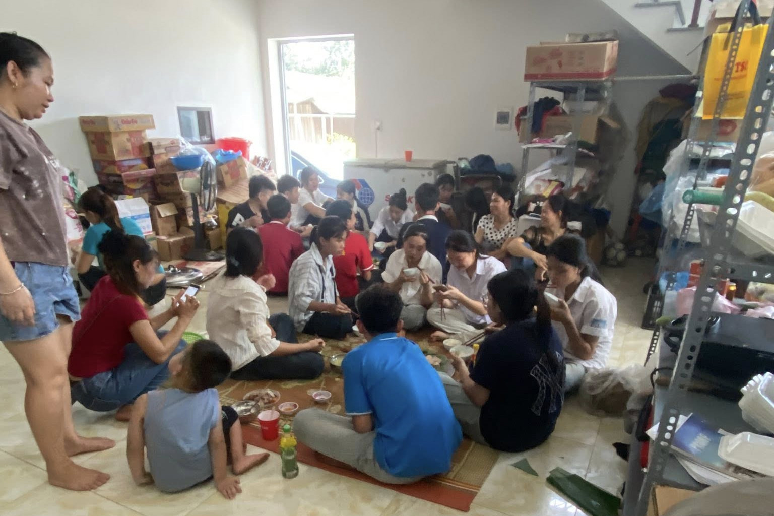 Cặp vợ chồng phố núi nấu gần 100 suất cơm miễn phí cho sĩ tử thi vào lớp 10