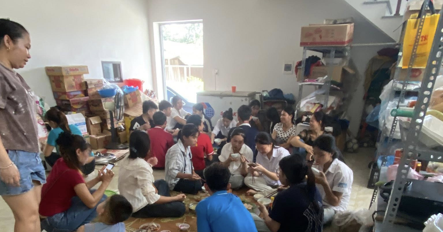 Cặp vợ chồng phố núi nấu gần 100 suất cơm miễn phí cho sĩ tử thi vào lớp 10