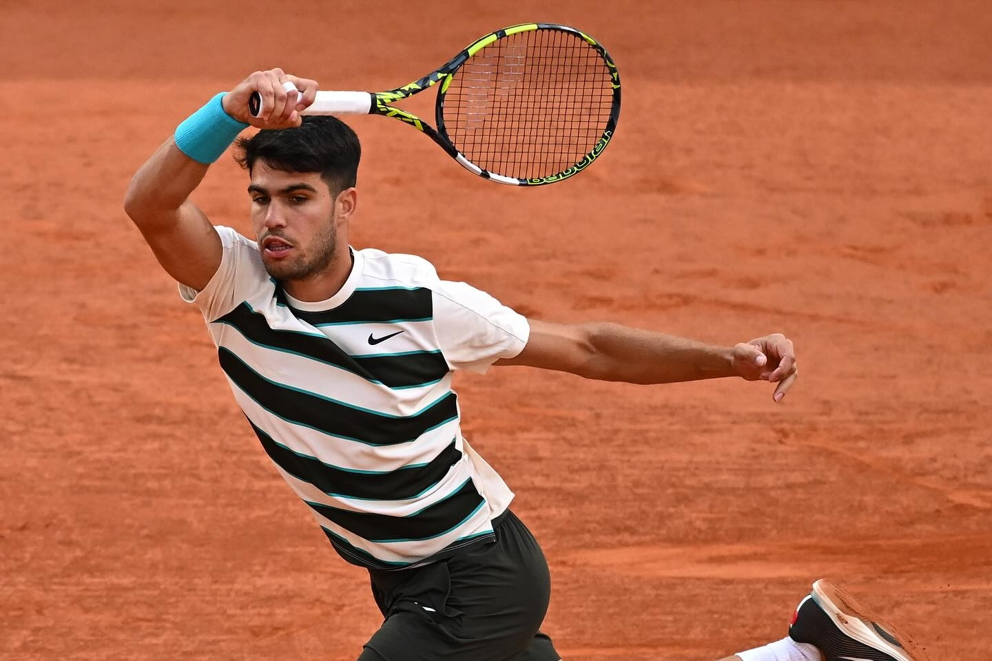 Carlos Alcaraz lần thứ 3 liên tiếp vào bán kết Roland Garros