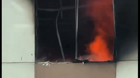 Cháy trên tầng 23 chung cư ở Hà Nội, lửa đỏ rực trong phòng