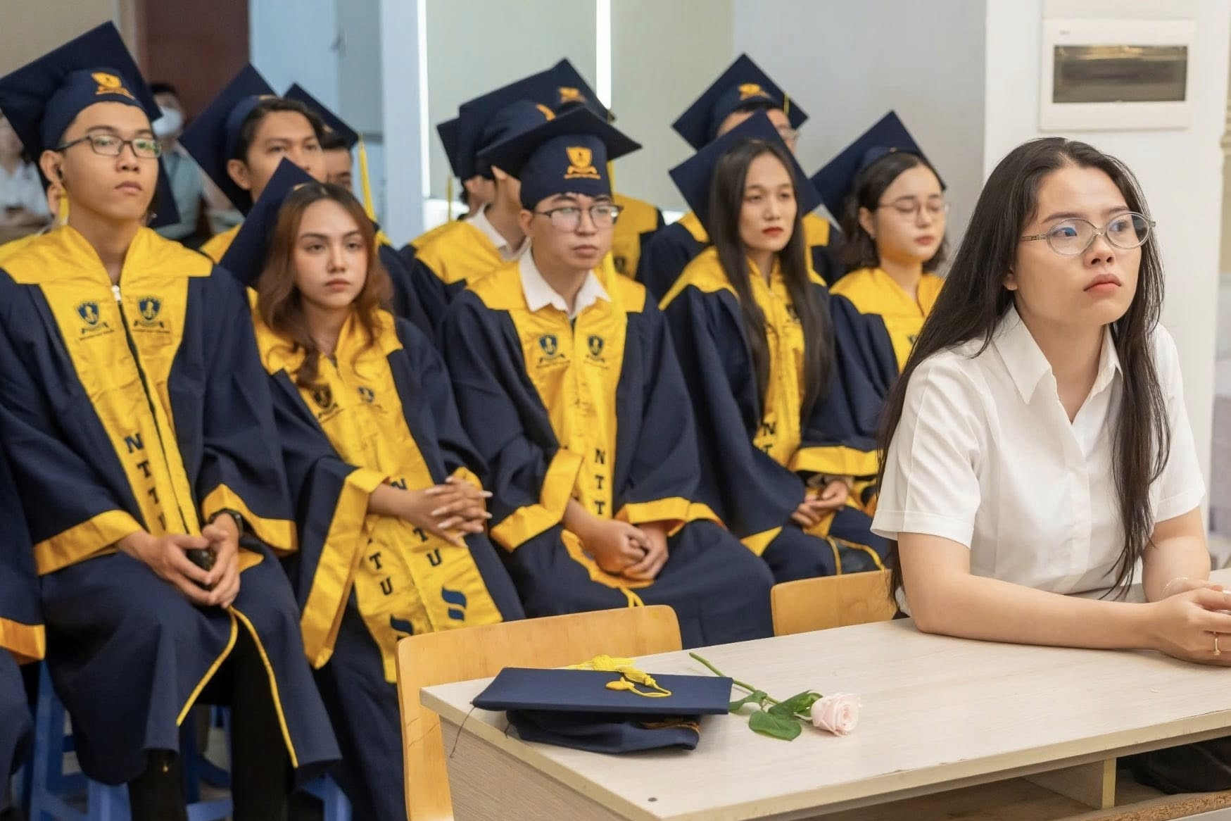 Chiếc ghế trống trong ngày nhận bằng tốt nghiệp khiến người có mặt bật khóc