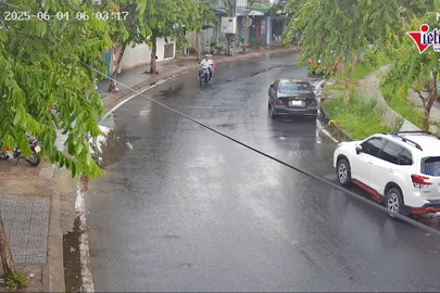 Clip nam sinh viên phóng xe máy với tốc độ 'chóng mặt' tông sập tường, tử vong tại chỗ
