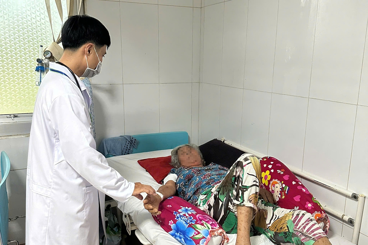 Cụ bà ở Sóc Trăng cấp cứu sau khi ăn thịt lợn mua ở chợ