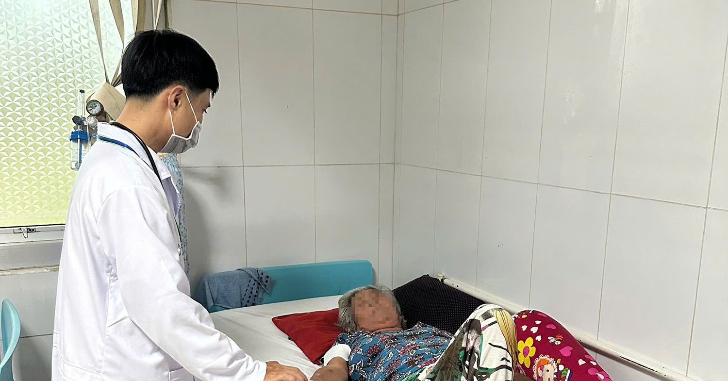 Cụ bà ở Sóc Trăng cấp cứu sau khi ăn thịt lợn mua ở chợ