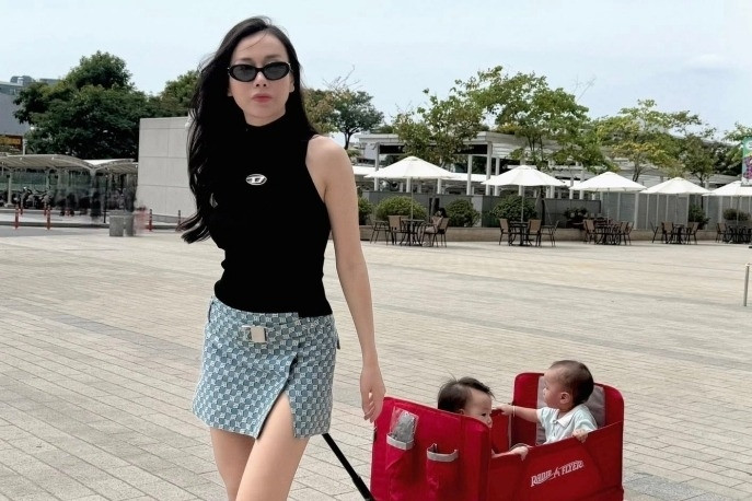 Diễn viên Phương Oanh sành điệu, hoa hậu Tiểu Vy diện bikini khoe đôi chân dài