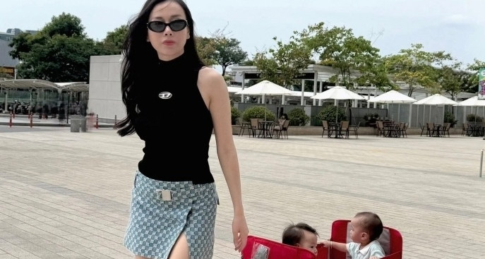 Diễn viên Phương Oanh sành điệu, hoa hậu Tiểu Vy diện bikini khoe đôi chân dài