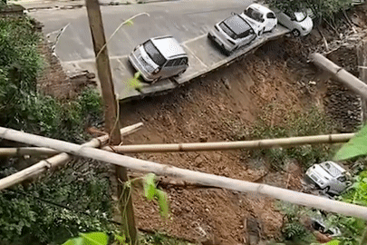 Đoạn đường bất ngờ sạt lở khiến loạt ô tô rơi lả tả xuống vực