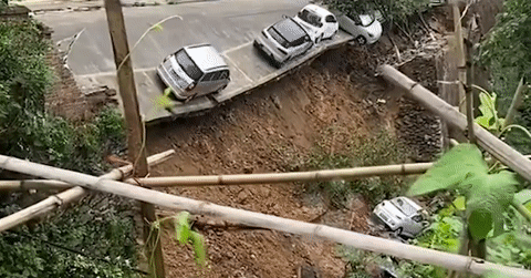 Đoạn đường bất ngờ sạt lở khiến loạt ô tô rơi l...