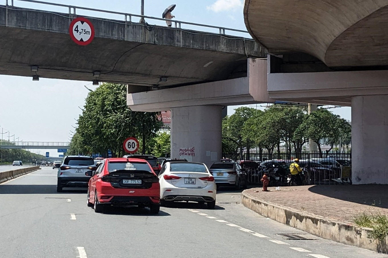 Dừng đỗ xe tránh nắng dưới gầm cầu vượt có thể bị CSGT phạt nặng đến mức nào?