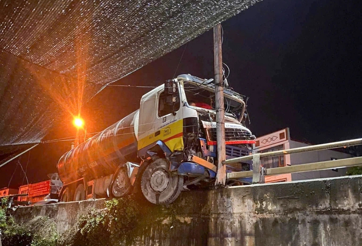Hai ô tô tông nhau đến móp méo, 1 xe treo lơ lửng trên lan can