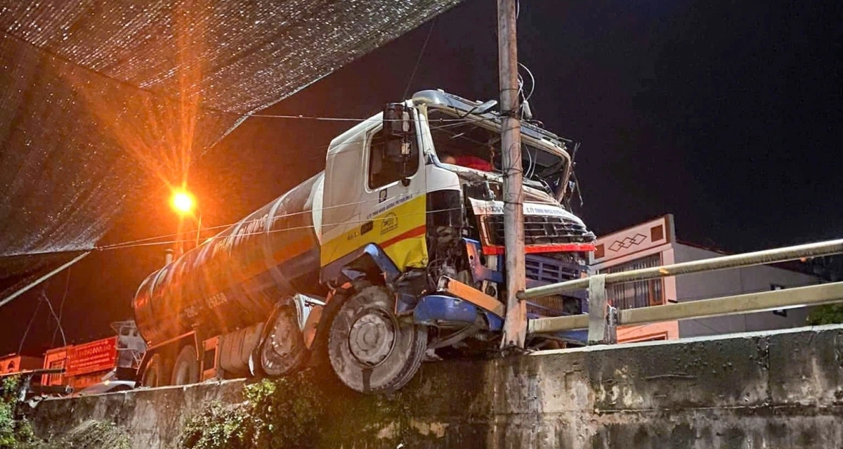 Hai ô tô tông nhau đến móp méo, 1 xe treo lơ lửng trên lan can