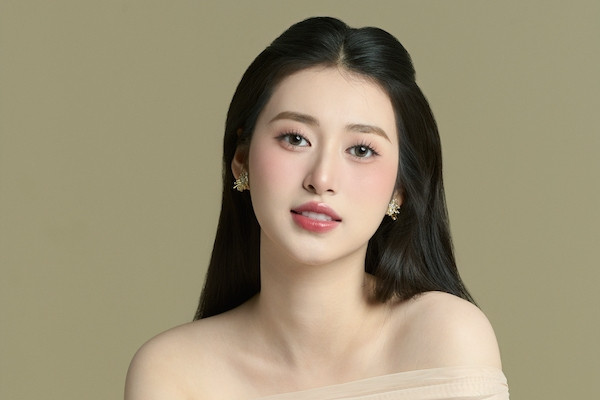 Hoa khôi 19 tuổi được bố là Thượng tá quân đội khuyến khích thi hoa hậu