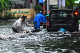 Mưa lớn, xe máy ngã nhào khi qua 'rốn ngập' khu nhà giàu ở TPHCM
